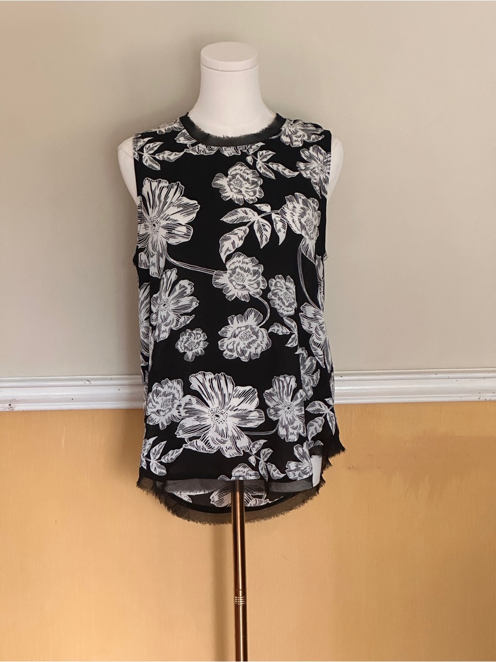 Who What Wear Black Sleeveless Floral Print Camisole
